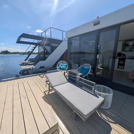 Hausboot - Exklusives Wohnen Auf Dem Wasser Botel