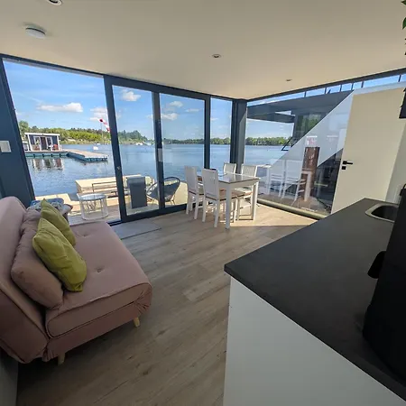 Hausboot - Exklusives Wohnen Auf Dem Wasser Botel