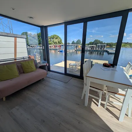 Botel Hausboot - Exklusives Wohnen Auf Dem Wasser
