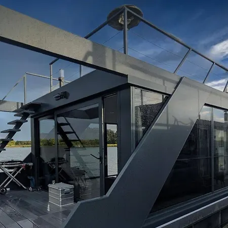 Luxus Hausboote - Exklusives Wohnen Auf Dem Wasser Botel
