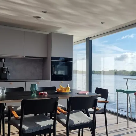 Luxus Hausboote - Exklusives Wohnen Auf Dem Wasser Botel
