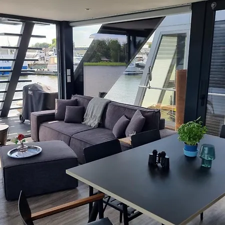 Luxus Hausboote - Exklusives Wohnen Auf Dem Wasser